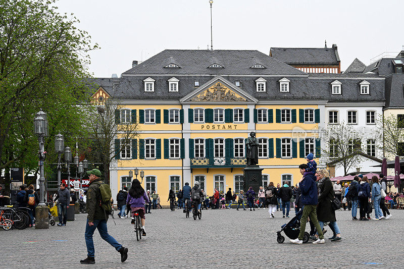 波恩的m<s:1> nsterplatz和主邮局(又名<s:2> rstenberg-Palais, frstenbergisches Palais)和贝多芬纪念碑。